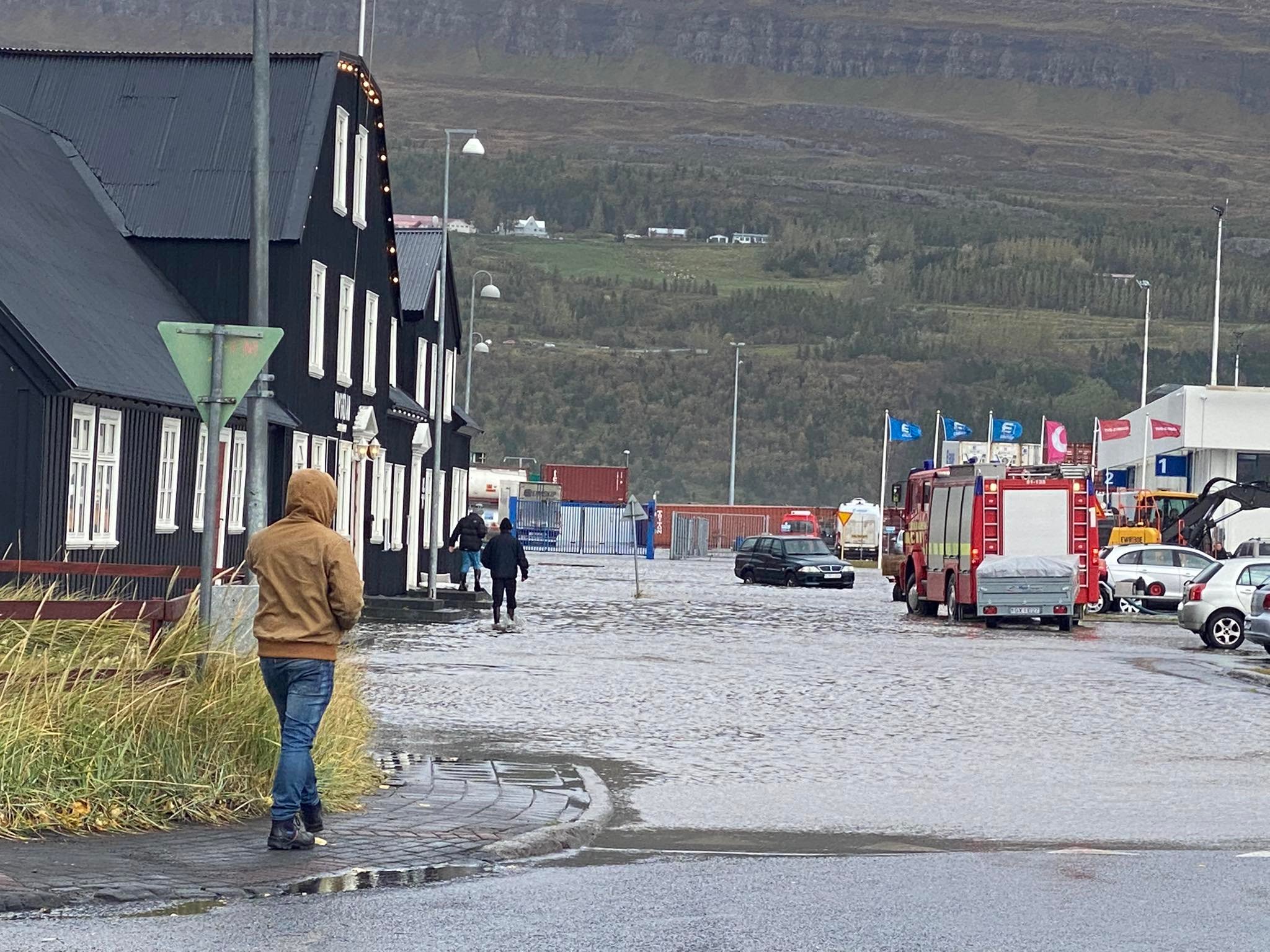 Sjór gengur yfir götur bæjarins