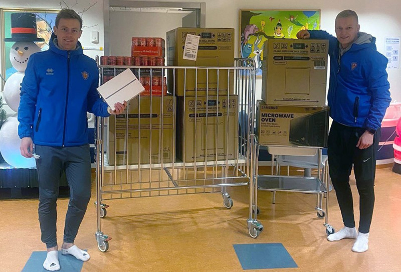 KA menn komu færandi hendi á barnadeild Sjúkrahússins á Akureyri KA menn komu færandi hendi á barnadeild Sjúkrahússins á Akureyri