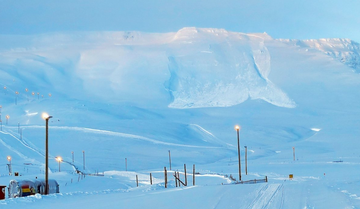 Snjóflóð sprengd niður í Hlíðarfjalli Snjóflóð sprengd niður í Hlíðarfjalli