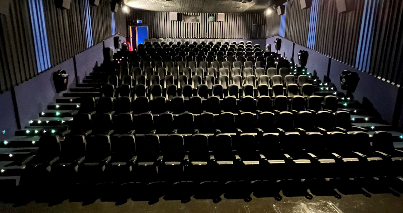 Varð vitni að hómófóbíu, kvenfyrirlitningu og rasisma í bíó á Akureyri:„Veist þú hver er að tala við barnið þitt og veist þú hvað barnið þitt er að segja?“ Varð vitni að hómófóbíu, kvenfyrirlitningu og rasisma í bíó á Akureyri:„Veist þú hver er að tala við barnið þitt og veist þú hvað barnið þitt er að segja?“