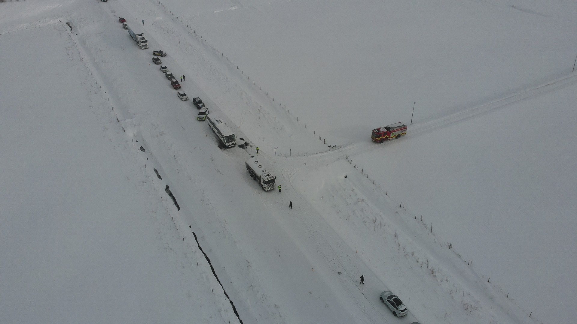 Rúta keyrði aftan á mjólkurbíl – Umferð hleypt á veginn aftur Rúta keyrði aftan á mjólkurbíl – Umferð hleypt á veginn aftur