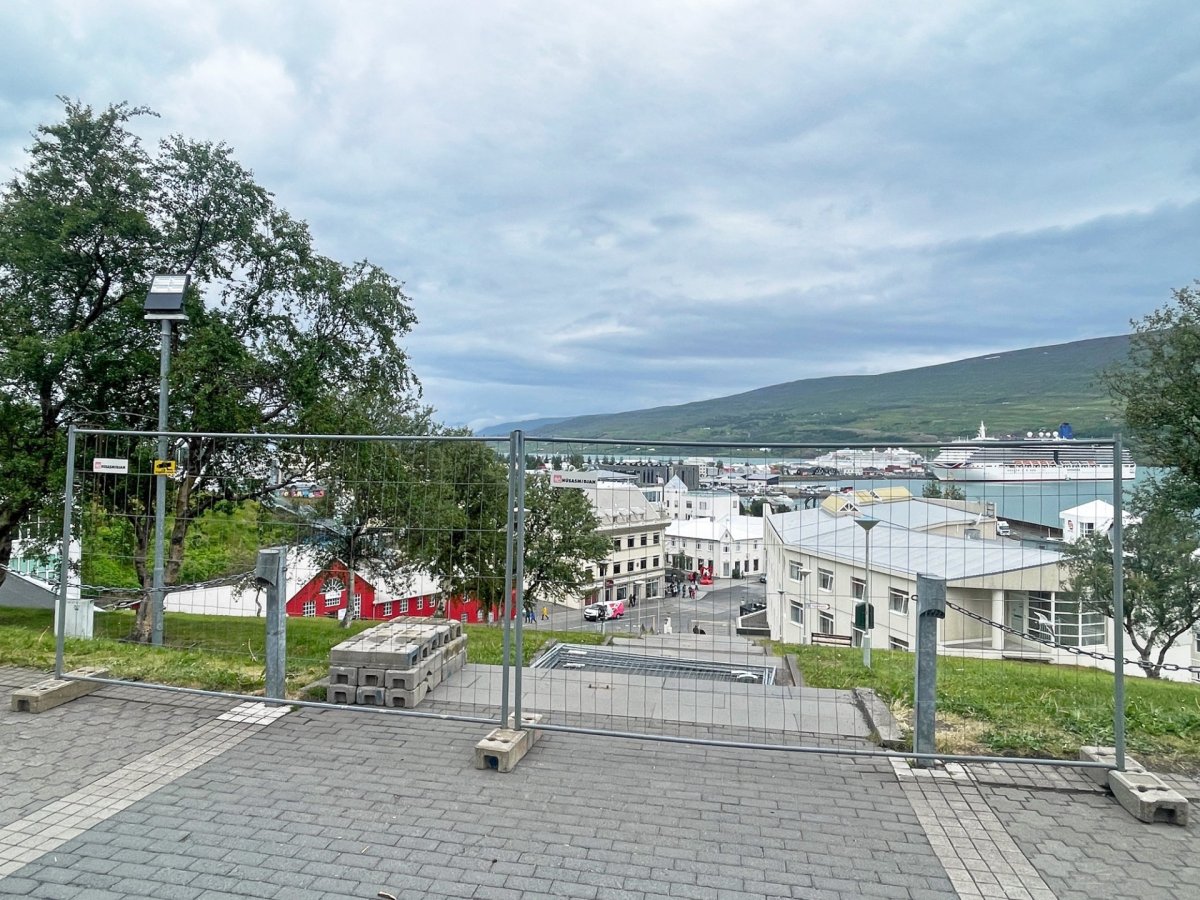 Kirkjutröppurnar lokaðar – Áætluð verklok í október Kirkjutröppurnar lokaðar – Áætluð verklok í október