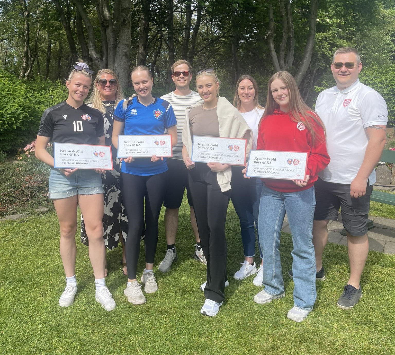 Afrakstur kvennakvöldsins afhentur Afrakstur kvennakvöldsins afhentur