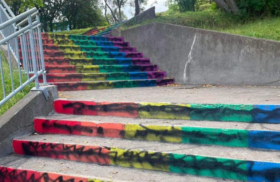 Regnbogatröppur á Akureyri spreyjaðar svartar Regnbogatröppur á Akureyri spreyjaðar svartar