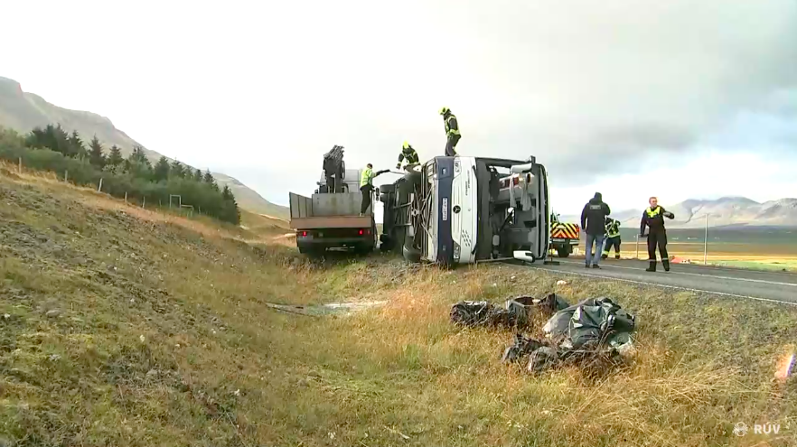 Búið að útskrifa alla nema einn af sjúkrahúsi eftir rútuslysið Búið að útskrifa alla nema einn af sjúkrahúsi eftir rútuslysið