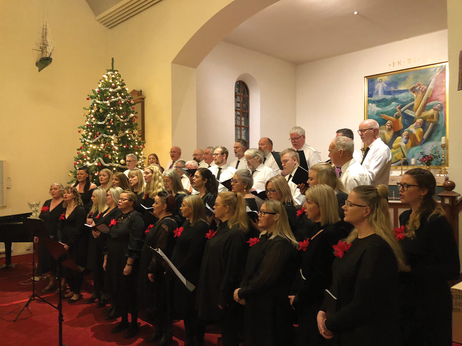 Siglufjarðarkirkja fullsetin á jólatónleikum – Myndir Siglufjarðarkirkja fullsetin á jólatónleikum – Myndir