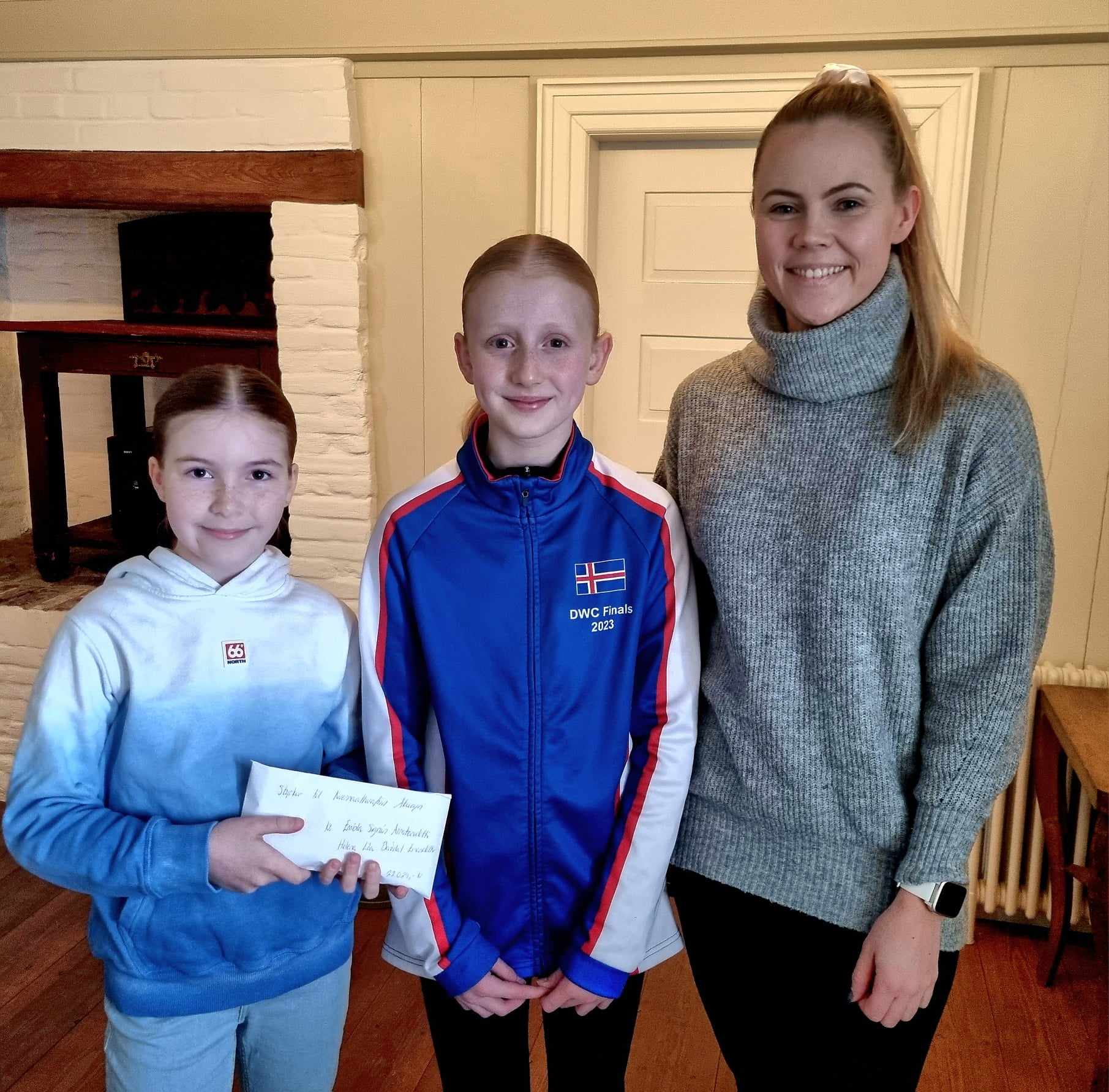 Söfnuðu pening fyrir Kvennaathvarfið á Akureyri Söfnuðu pening fyrir Kvennaathvarfið á Akureyri