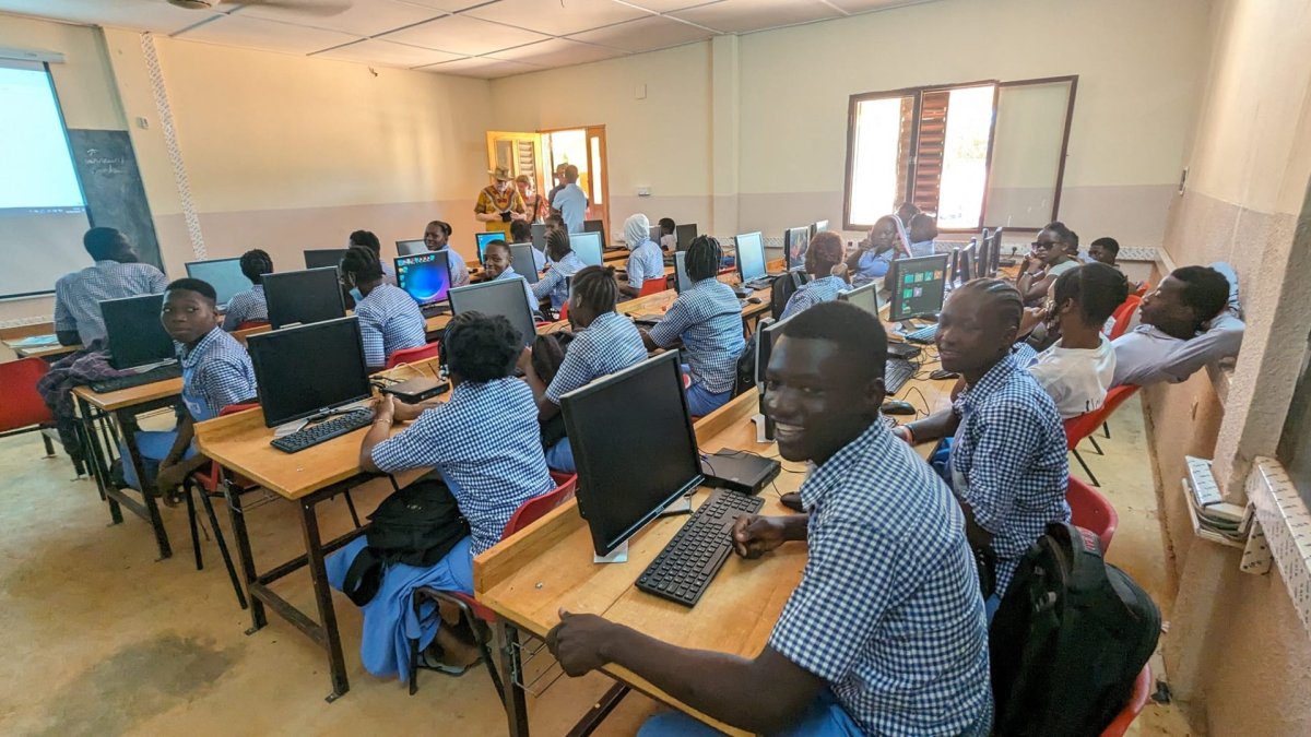 Tölvubúnaður úr VMA fær framhaldslíf í Burkina Faso