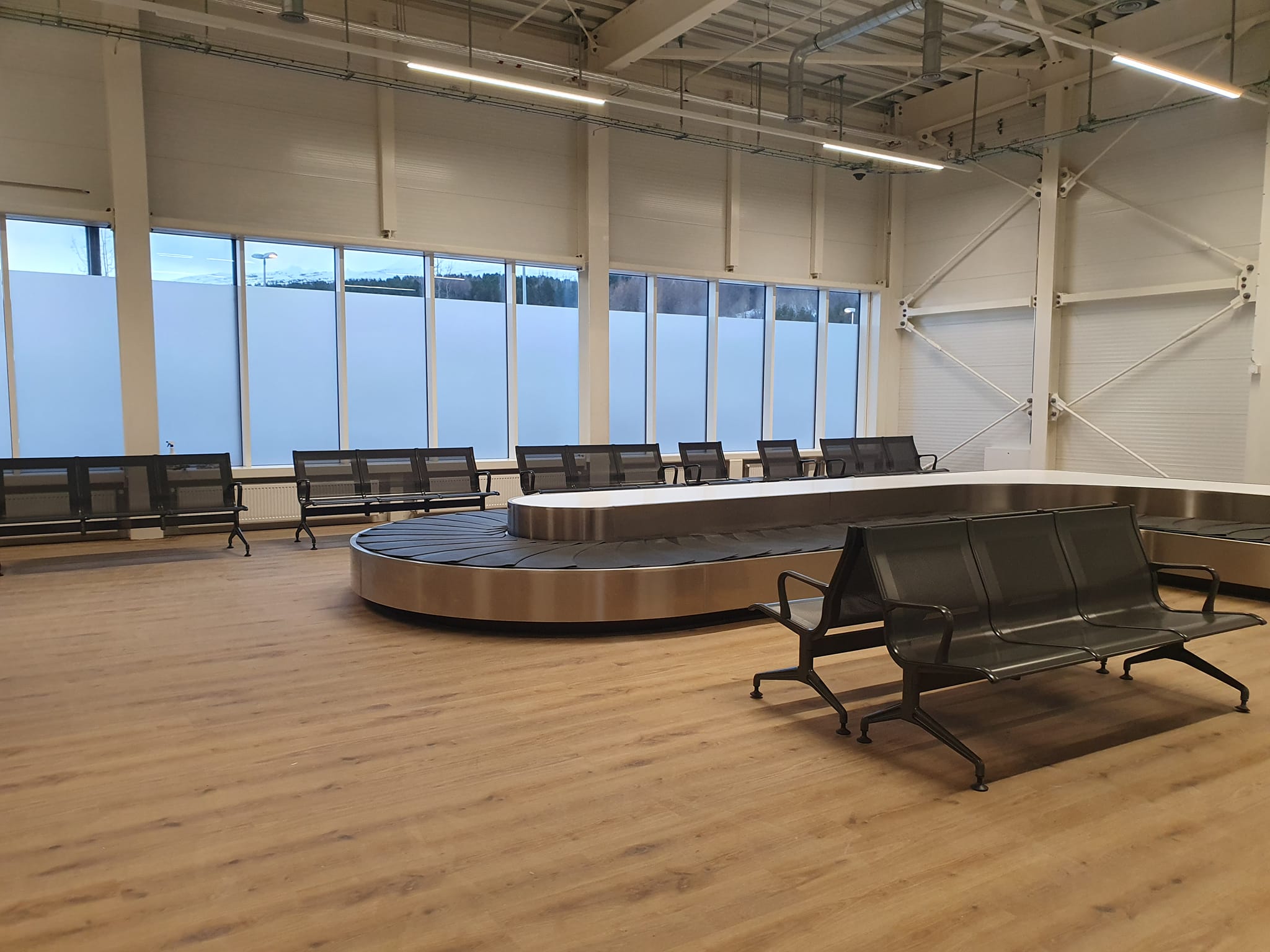 Fyrstu farþegarnir í nýju viðbyggingunni á Akureyrarflugvelli