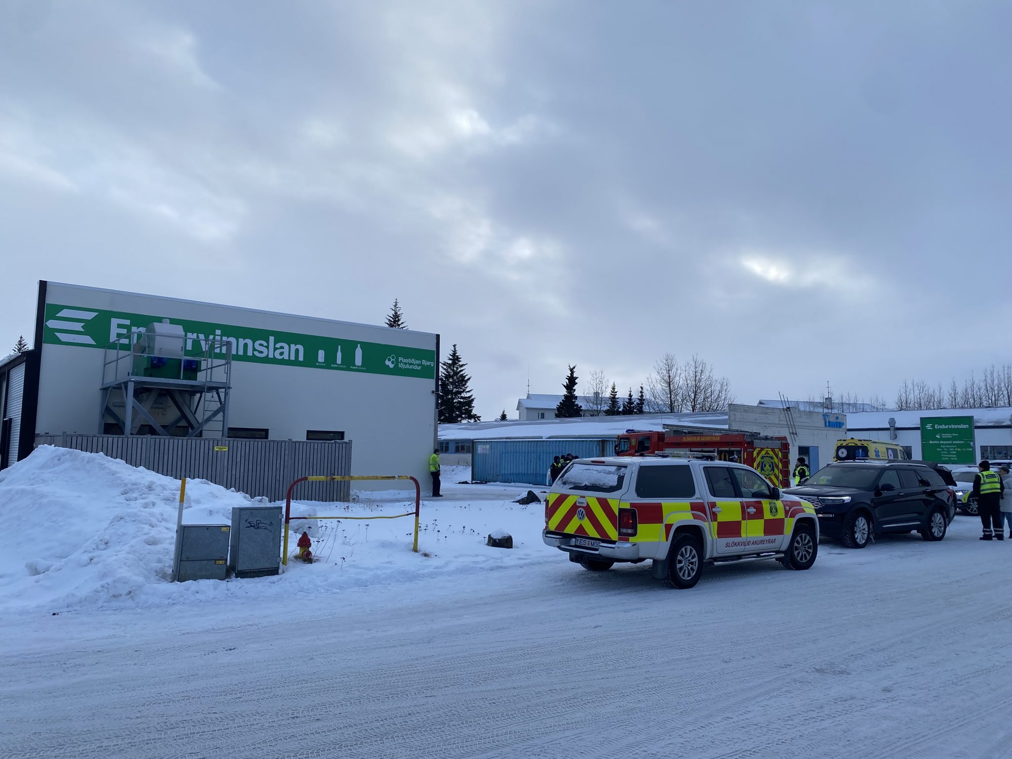 Óþekkt efni lak niður á gólf í Endurvinnslunni