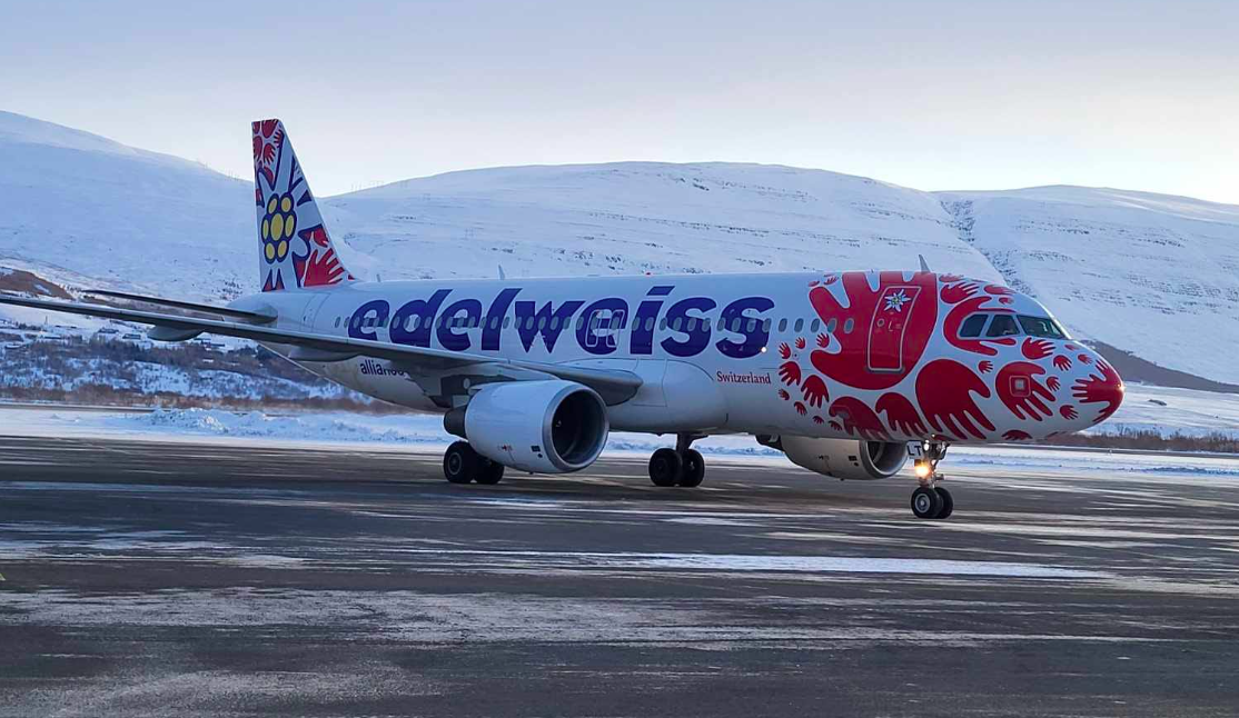 Fyrsti hópurinn frá Zurich lentur á Akureyri Fyrsti hópurinn frá Zurich lentur á Akureyri