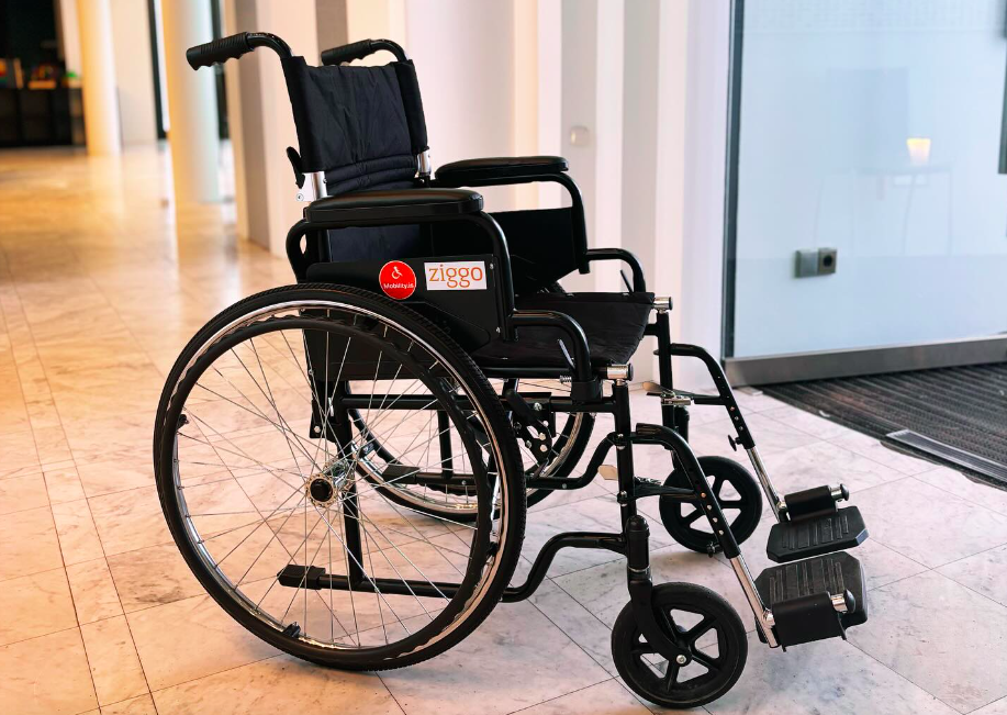 Amtsbókasafnið fékk nýjan hjólastól að gjöf Amtsbókasafnið fékk nýjan hjólastól að gjöf