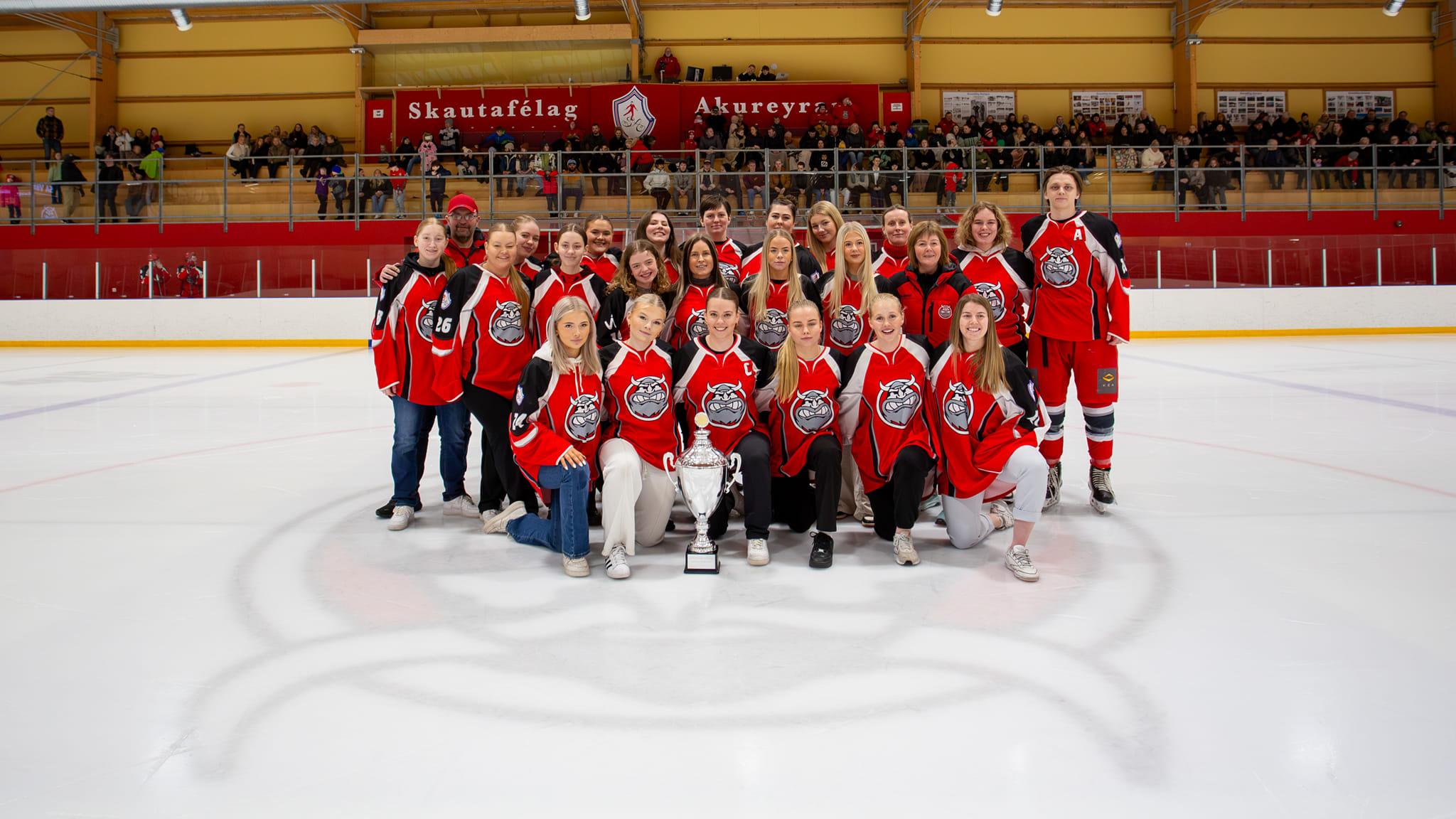 Tveir deildarmeistaratitlar á loft í Skautahöllinni á Akureyri Tveir deildarmeistaratitlar á loft í Skautahöllinni á Akureyri