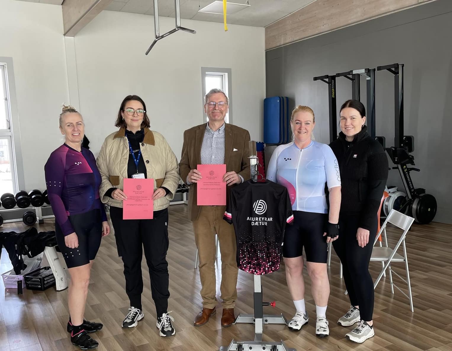 Akureyrardætur söfnuðu 300 þúsund fyrir Hjartavernd og KAON Akureyrardætur söfnuðu 300 þúsund fyrir Hjartavernd og KAON