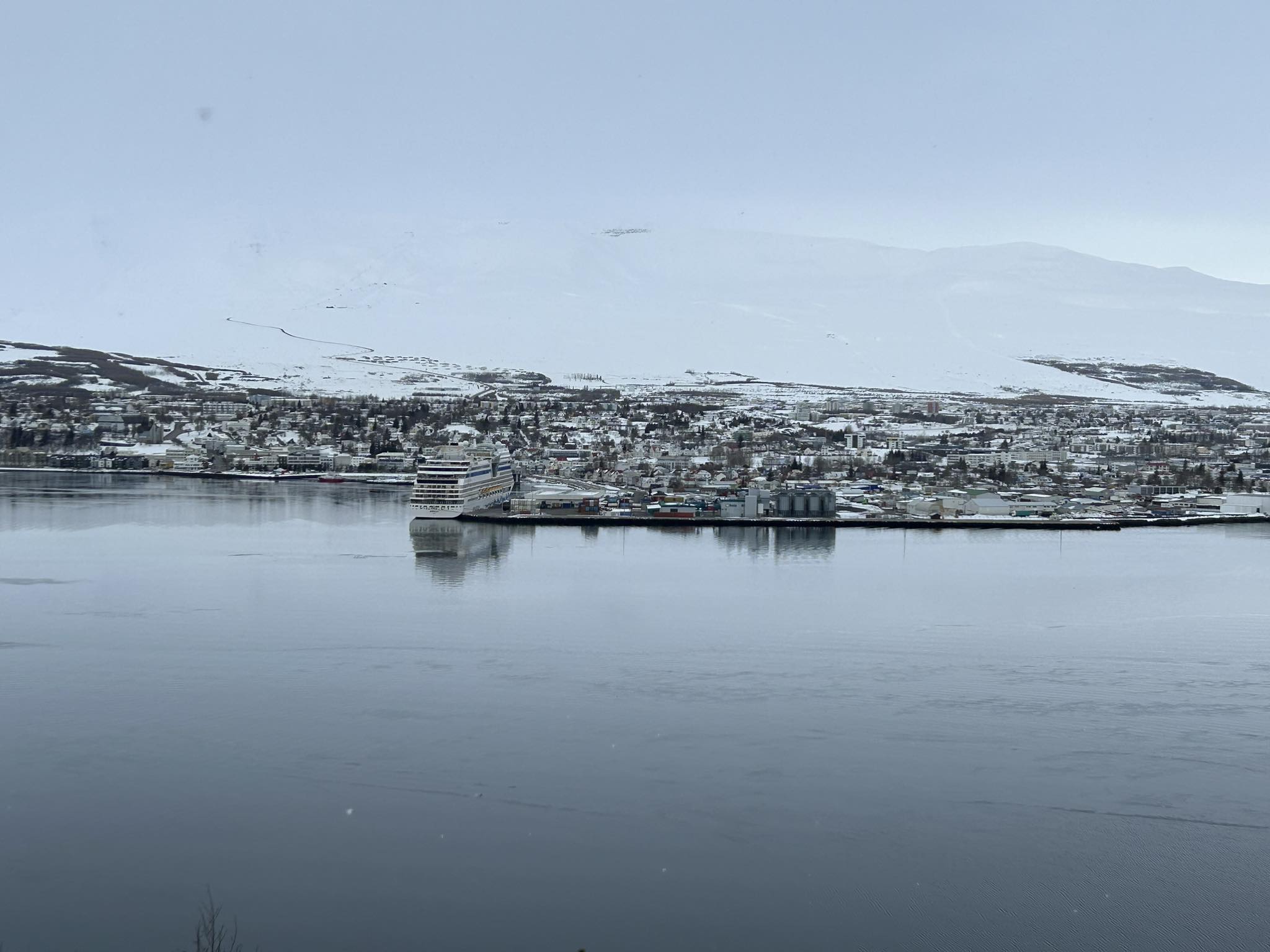 Fyrsta skemmtiferðaskip sumarsins komið til Akureyrar