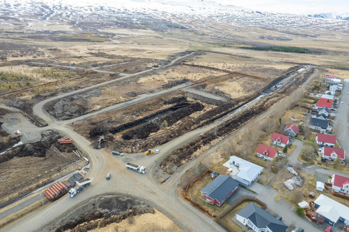 Grafið fyrir nýjum íbúðahúsum í Móahverfi Grafið fyrir nýjum íbúðahúsum í Móahverfi