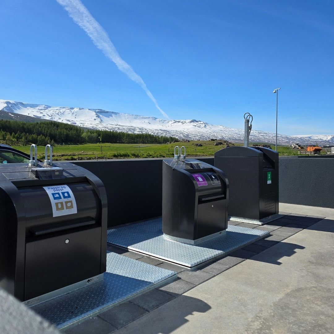 Fyrstu djúpgámar á landsbygðinni teknir í notkun í Kjarnagötu Fyrstu djúpgámar á landsbygðinni teknir í notkun í Kjarnagötu