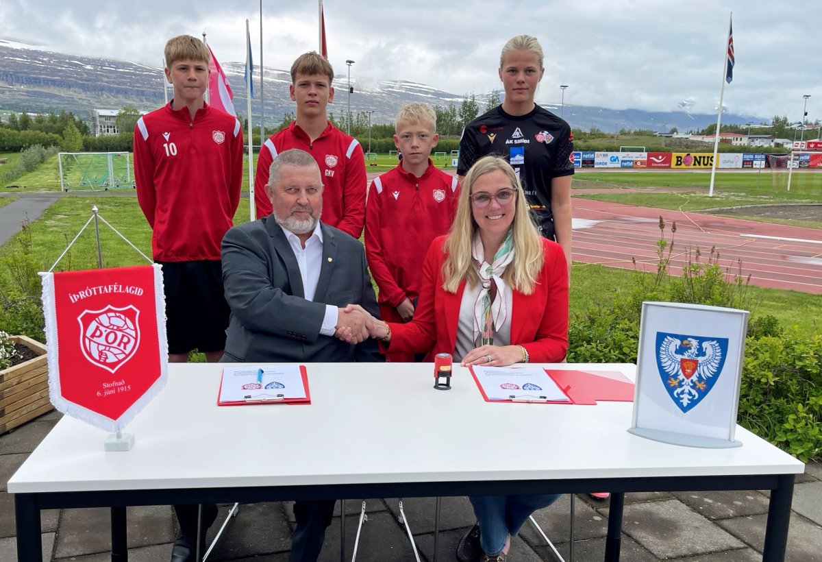 Samningur um gervigrassvæði á félagssvæði Þórs undirritaður Samningur um gervigrassvæði á félagssvæði Þórs undirritaður