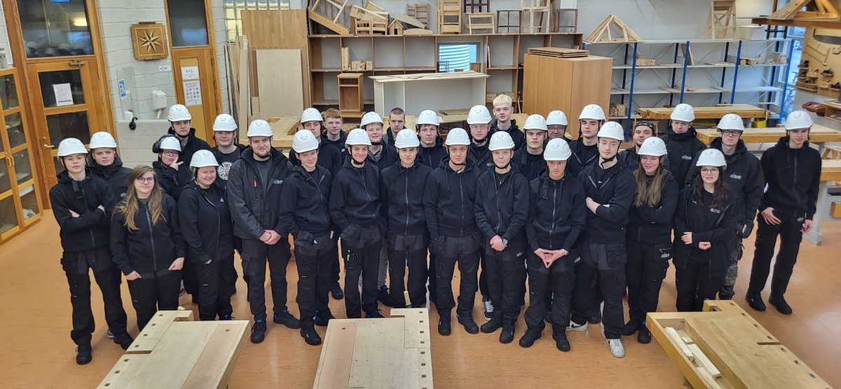 Nýnemar í byggingadeild VMA fá vinnufatnað og öryggisbúnað Nýnemar í byggingadeild VMA fá vinnufatnað og öryggisbúnað