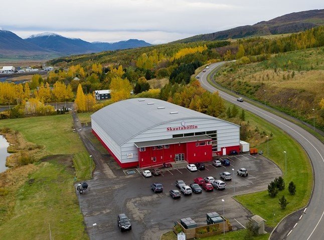 Ósætti og uppsagnir innan íshokkíhreyfingarinnar vegna viðbragða ÍHÍ við meintu kynþáttaníði á Akureyri Ósætti og uppsagnir innan íshokkíhreyfingarinnar vegna viðbragða ÍHÍ við meintu kynþáttaníði á Akureyri