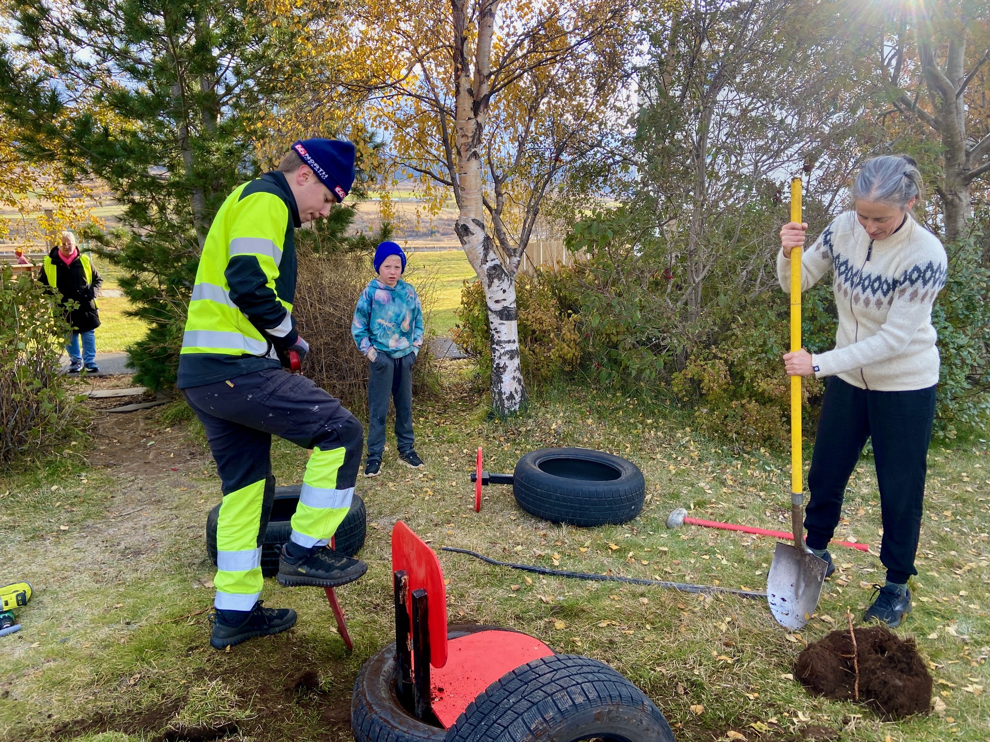 Eldri nemendur settu upp leiktæki fyrir þá yngri Eldri nemendur settu upp leiktæki fyrir þá yngri