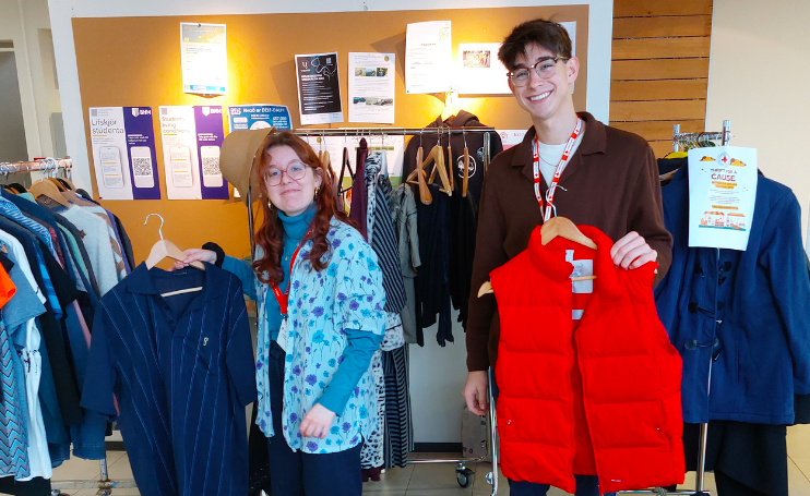 Söfnuðu um 60.000 krónum fyrir Rauða krossinn Söfnuðu um 60.000 krónum fyrir Rauða krossinn