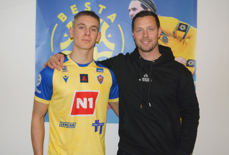 Markús Máni skrifar undir nýjan samning hjá KA Markús Máni skrifar undir nýjan samning hjá KA