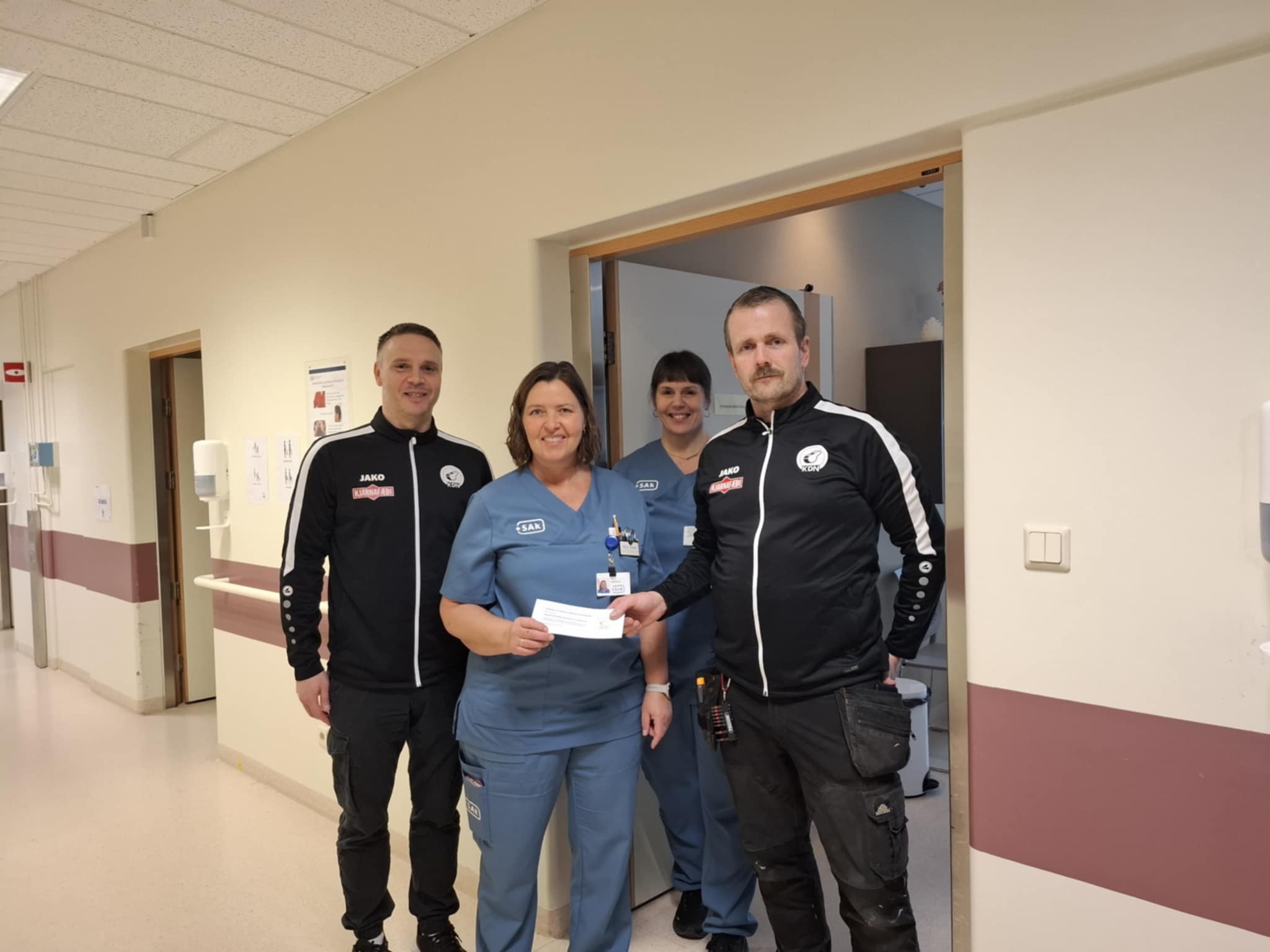 Knattspyrnudómarafélags Norðurlands styrkir SAk um 300 þúsund krónur