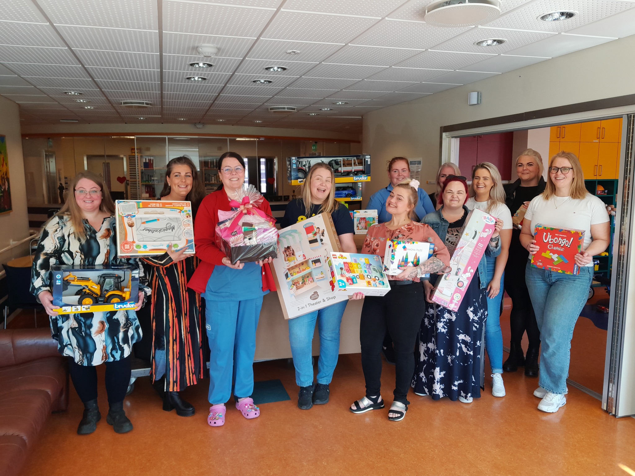 Færðu barnadeild sjúkrahússins leikföng og húsgögn að gjöf Færðu barnadeild sjúkrahússins leikföng og húsgögn að gjöf