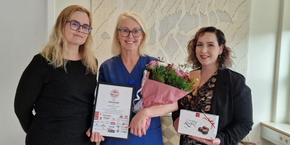 Mömmur og möffins afhenda fæðingardeild SAk tæplega 1,7 milljónir króna Mömmur og möffins afhenda fæðingardeild SAk tæplega 1,7 milljónir króna