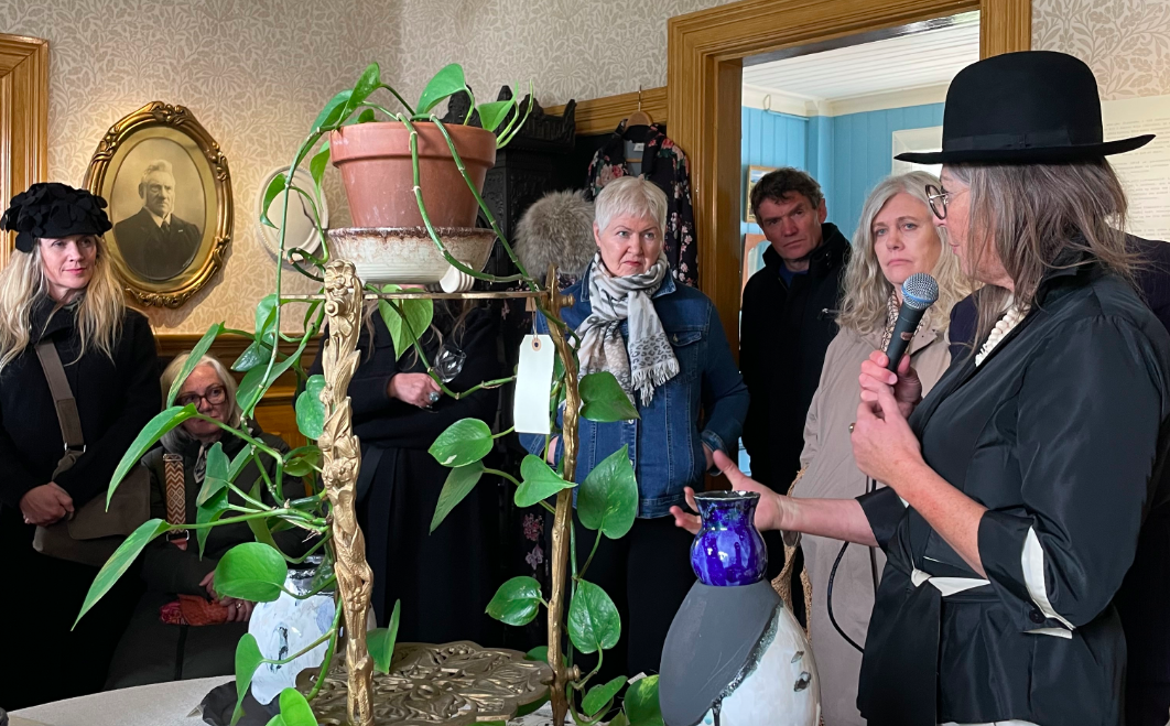 Mikil aðsókn á sýningu Margrétar í Sigurhæðum – leiðsögn og spjall á laugardag Mikil aðsókn á sýningu Margrétar í Sigurhæðum – leiðsögn og spjall á laugardag