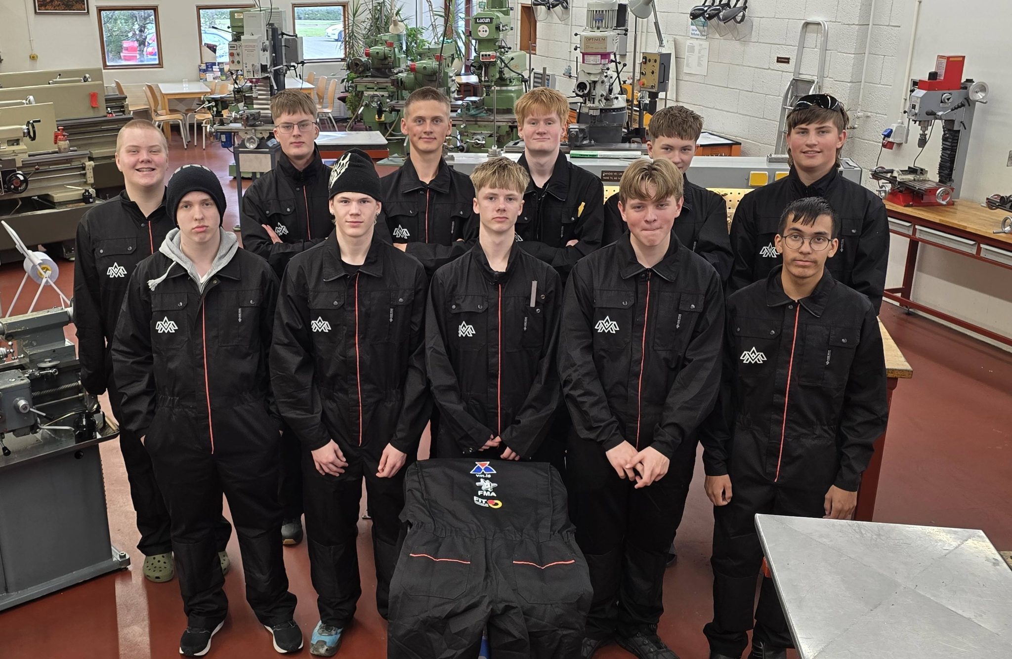 Grunndeildarnemar í málm- og véltæknigreina VMA fá vinnugalla að gjöf