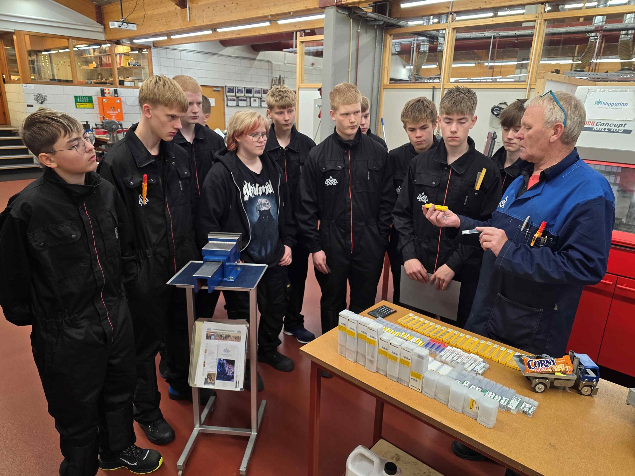 Össur færði málmiðnbraut VMA gjöf