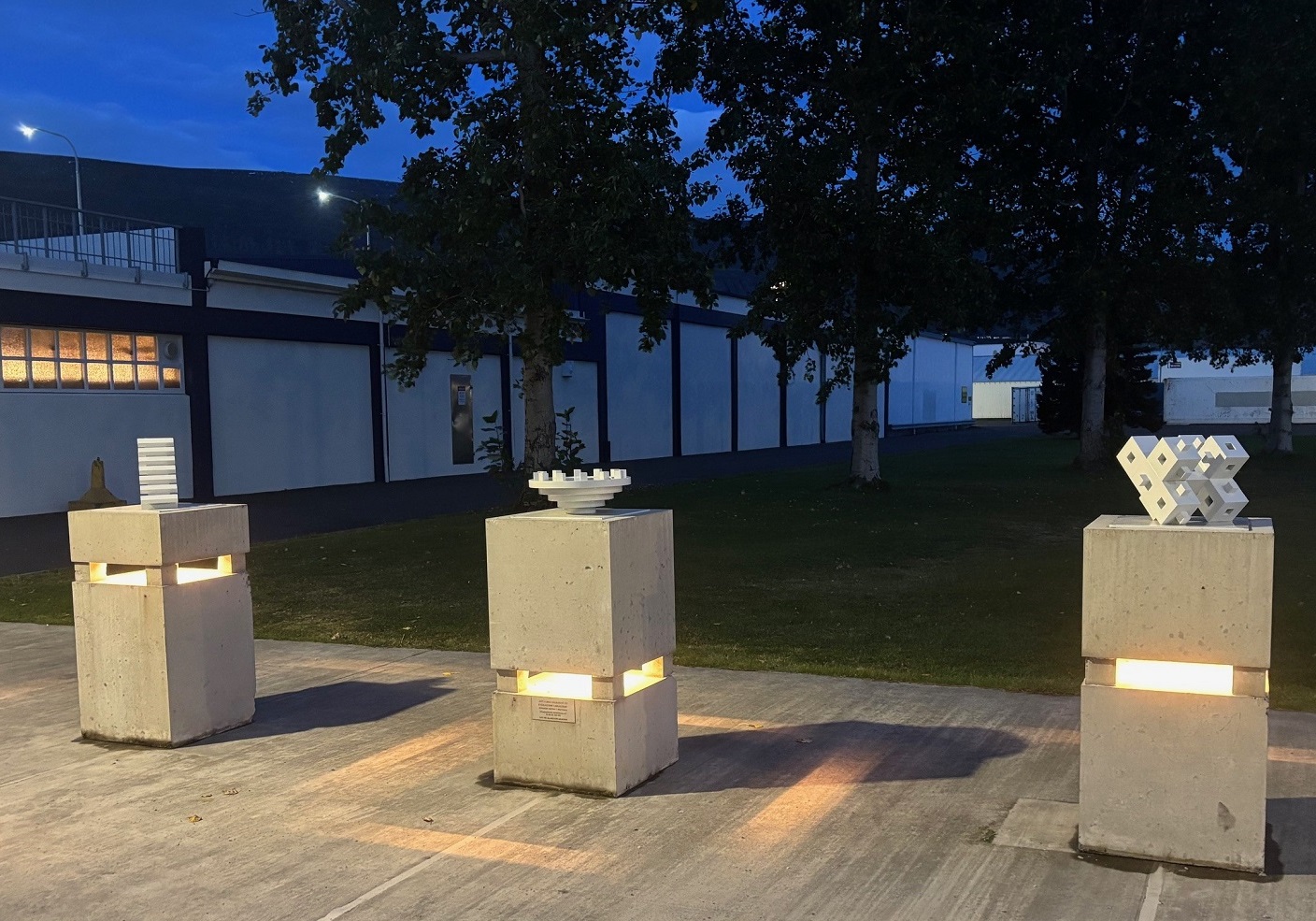 Listaverk við ÚA lýst upp