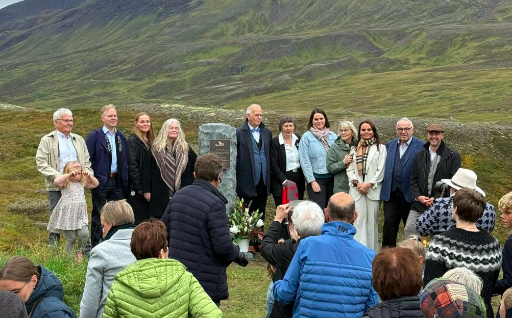 Minnisvarði um þrjá unga Patreksfirðinga sem fórust í flugslysi afhjúpaður Minnisvarði um þrjá unga Patreksfirðinga sem fórust í flugslysi afhjúpaður
