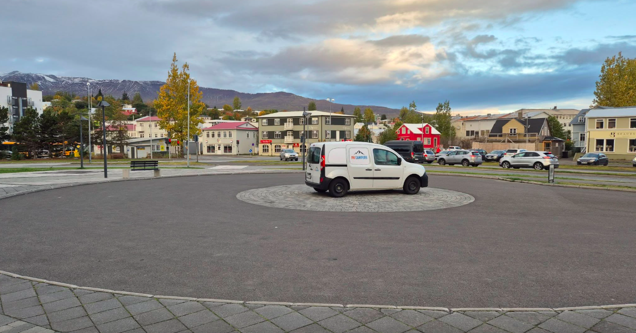 Lagði mitt á hringtorginu við aðalinngang Hofs Lagði mitt á hringtorginu við aðalinngang Hofs