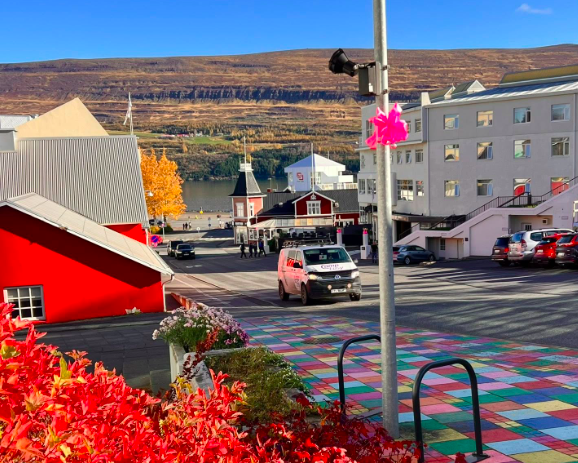 Miðbærinn skreyttur með bleikum slaufum – Myndir