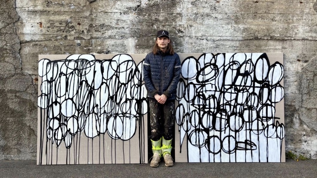 „Og í eitt augnablik gleymdi ég mér í öðrum heimi“: Vikar Mar sýnir í Herma Gallerí