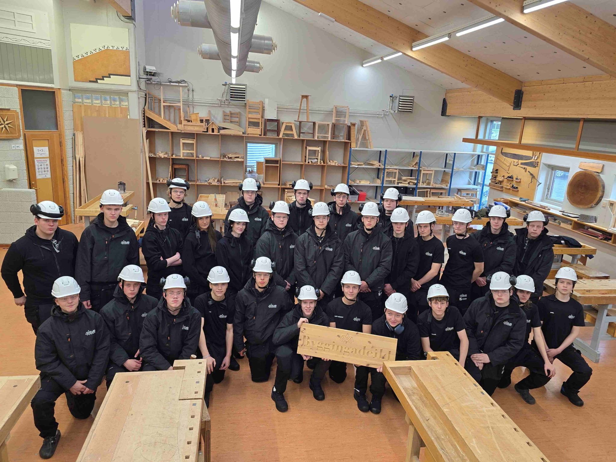 Nemendur byggingadeildar VMA fengu hlífðarföt og öryggisbúnað