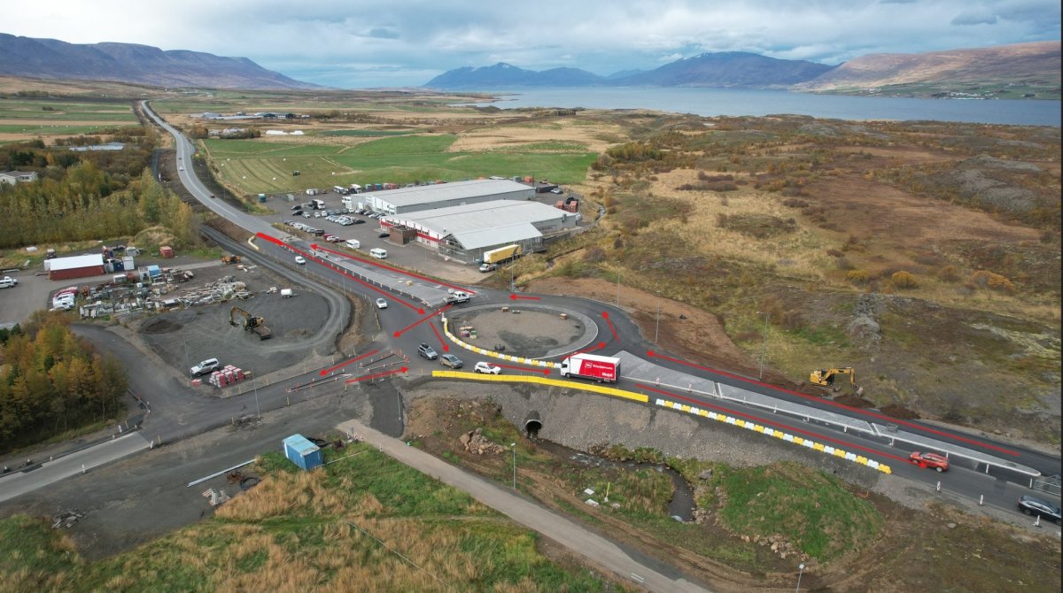 Byrja að hleypa umferð í gegnum nýtt hringtorg við Lónsbakka Byrja að hleypa umferð í gegnum nýtt hringtorg við Lónsbakka