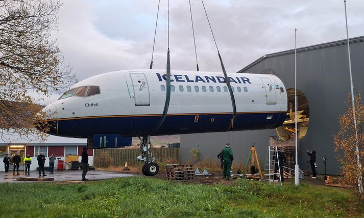 Boeing 757 komið fyrir á flugsafninu