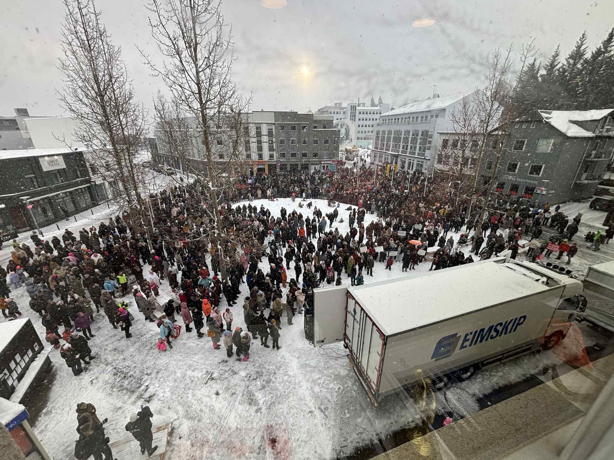 Fjölmennt á samstöðufundi Kvennaverkfalls Fjölmennt á samstöðufundi Kvennaverkfalls