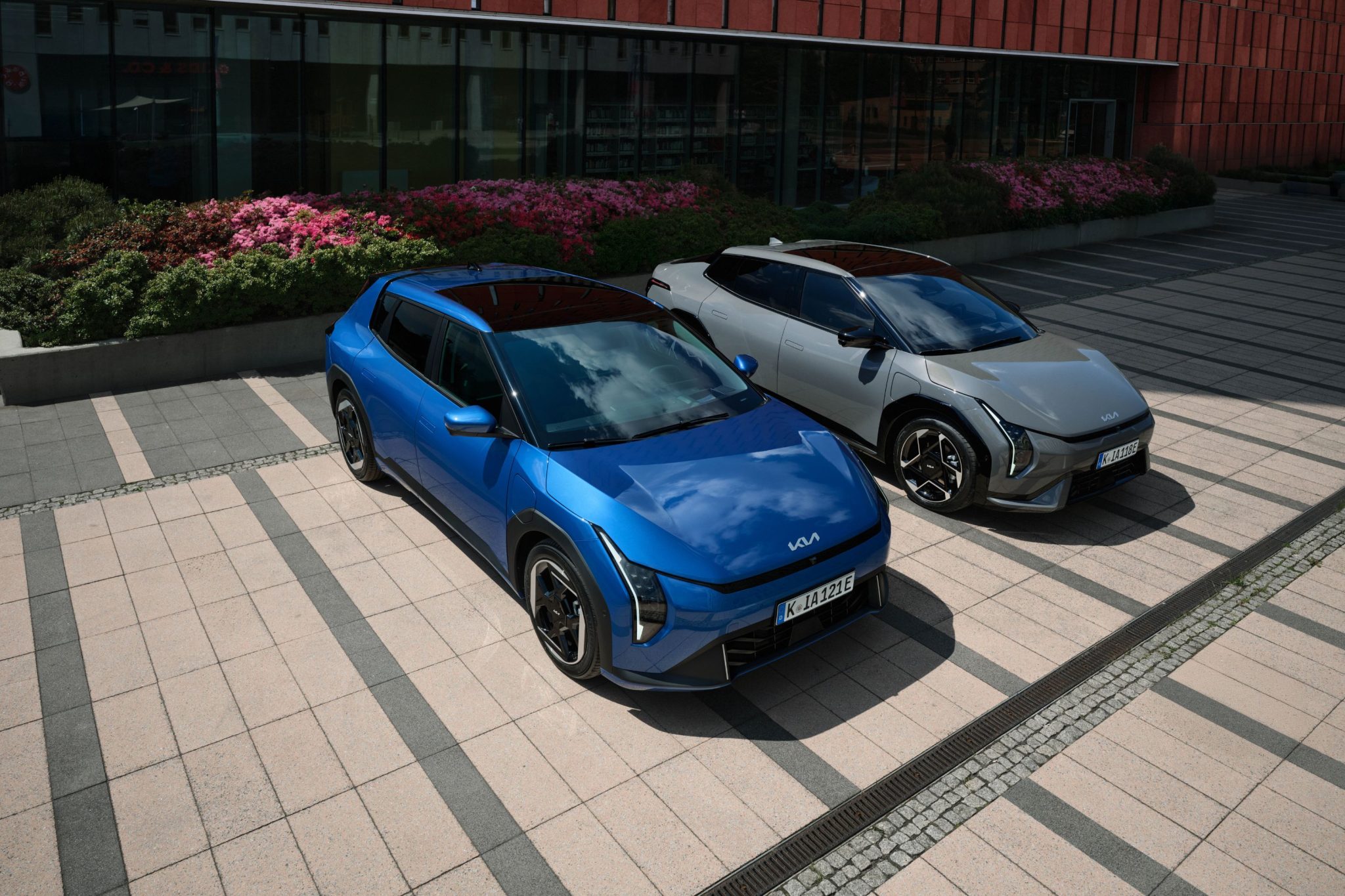 Nýr og alrafmagnaður Kia EV4 frumsýndur um land allt