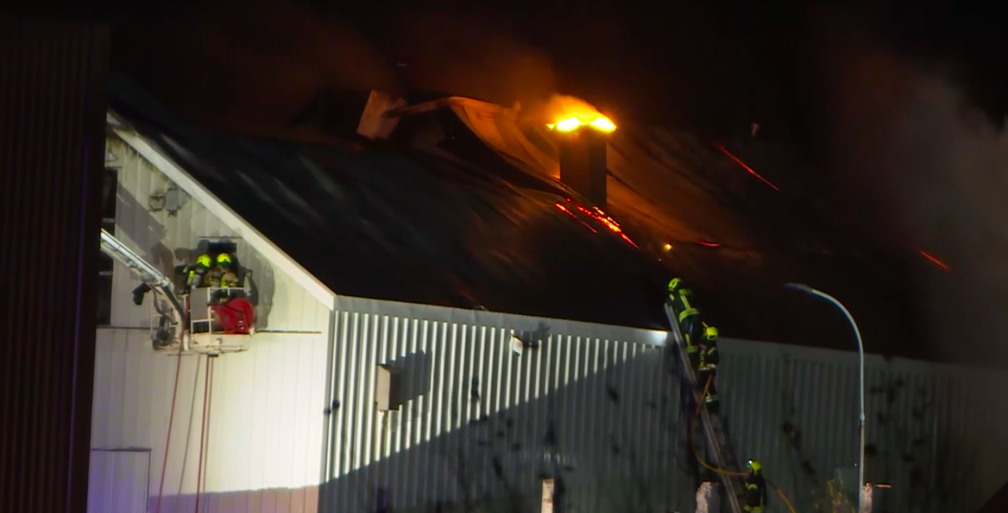 Iðnaðarhús á Siglufirði stórskemmt eftir eldsvoða Iðnaðarhús á Siglufirði stórskemmt eftir eldsvoða