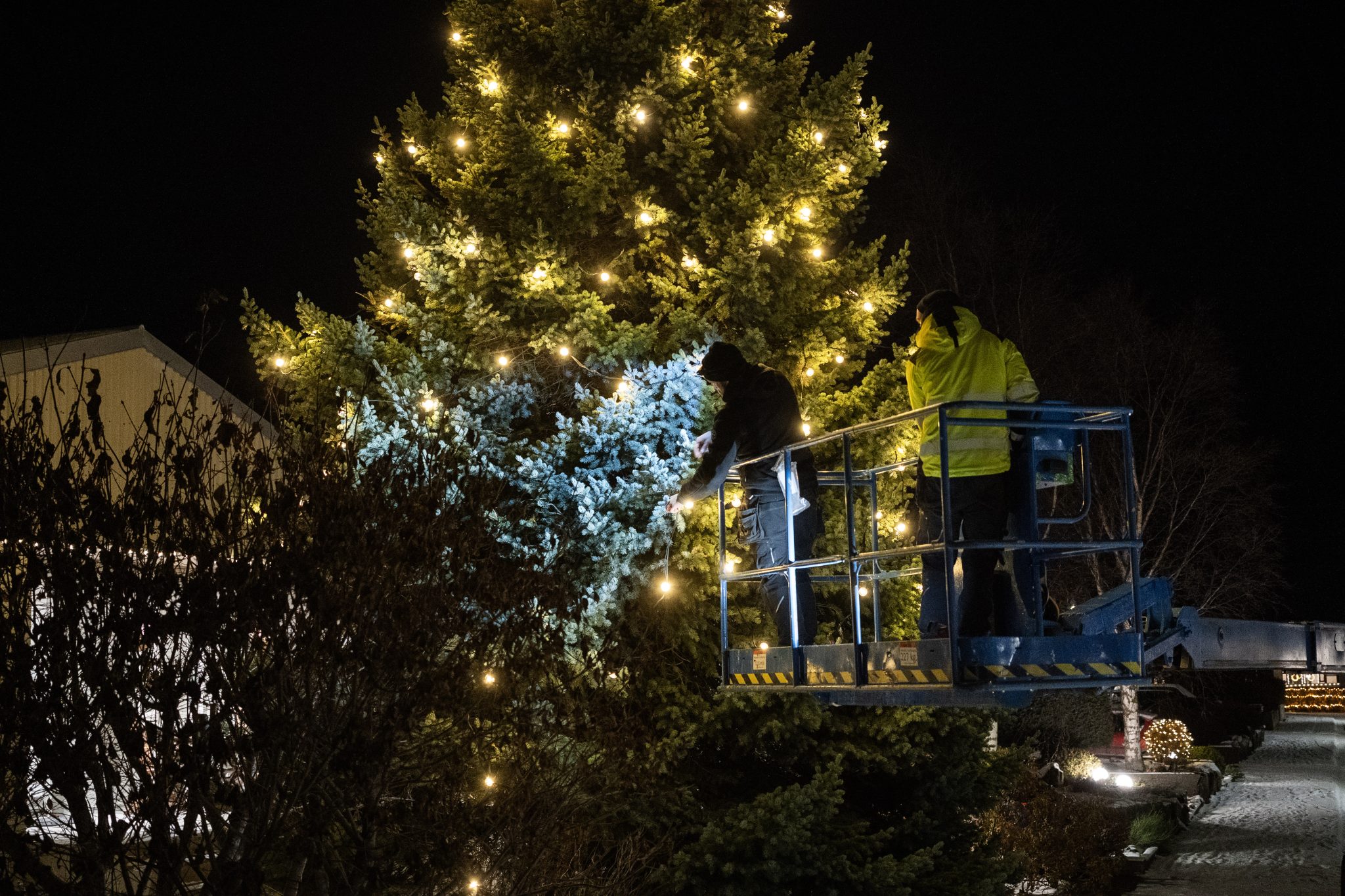 Skreyta Akureyri og nágrenni fyrir jólin