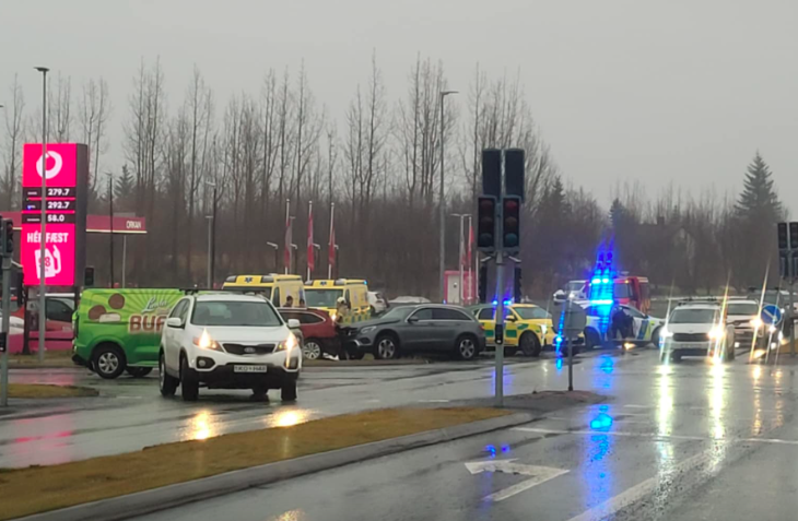 Þriggja bíla árekstur á Akureyri Þriggja bíla árekstur á Akureyri