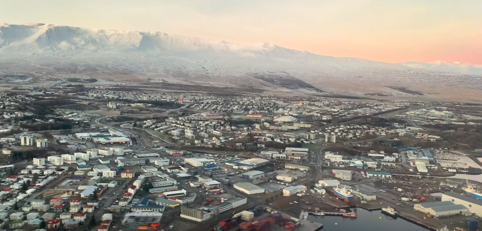 Fyrsta flug vetrarins frá Manchester lenti í fallegu veðri á Akureyri í morgun Fyrsta flug vetrarins frá Manchester lenti í fallegu veðri á Akureyri í morgun