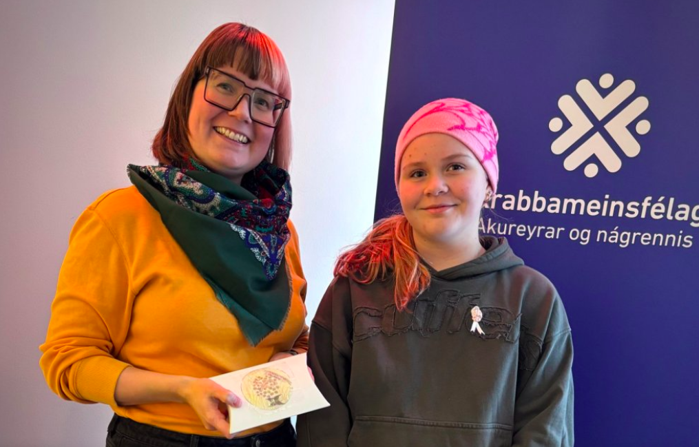 Býr til og selur armbönd til styrktar KAON Býr til og selur armbönd til styrktar KAON