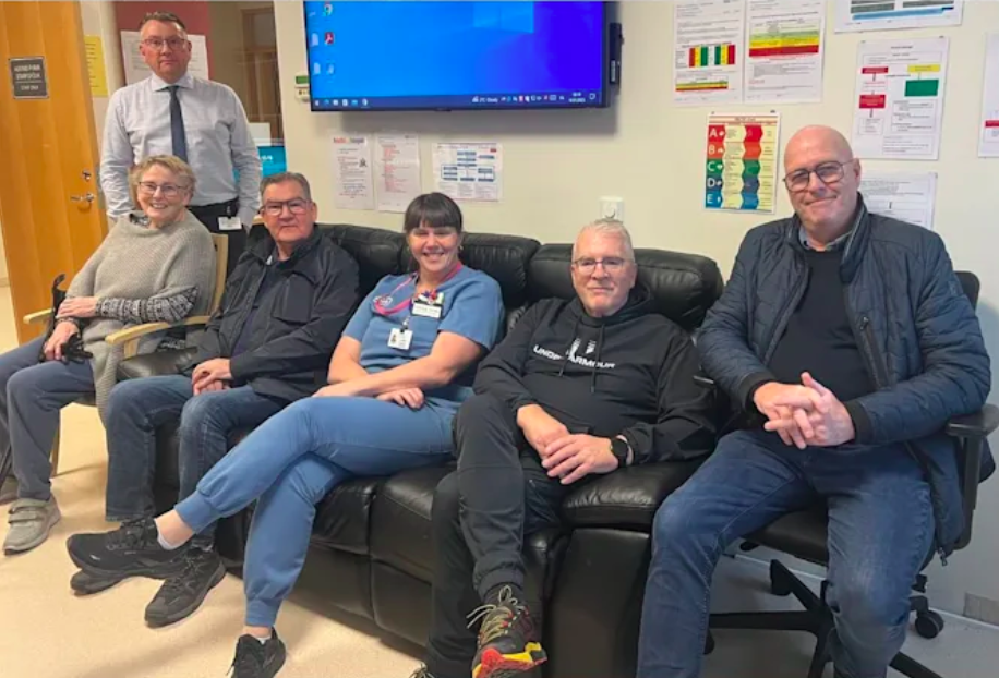 Hollvinir SAk færa lyflækningadeild húsgögn Hollvinir SAk færa lyflækningadeild húsgögn