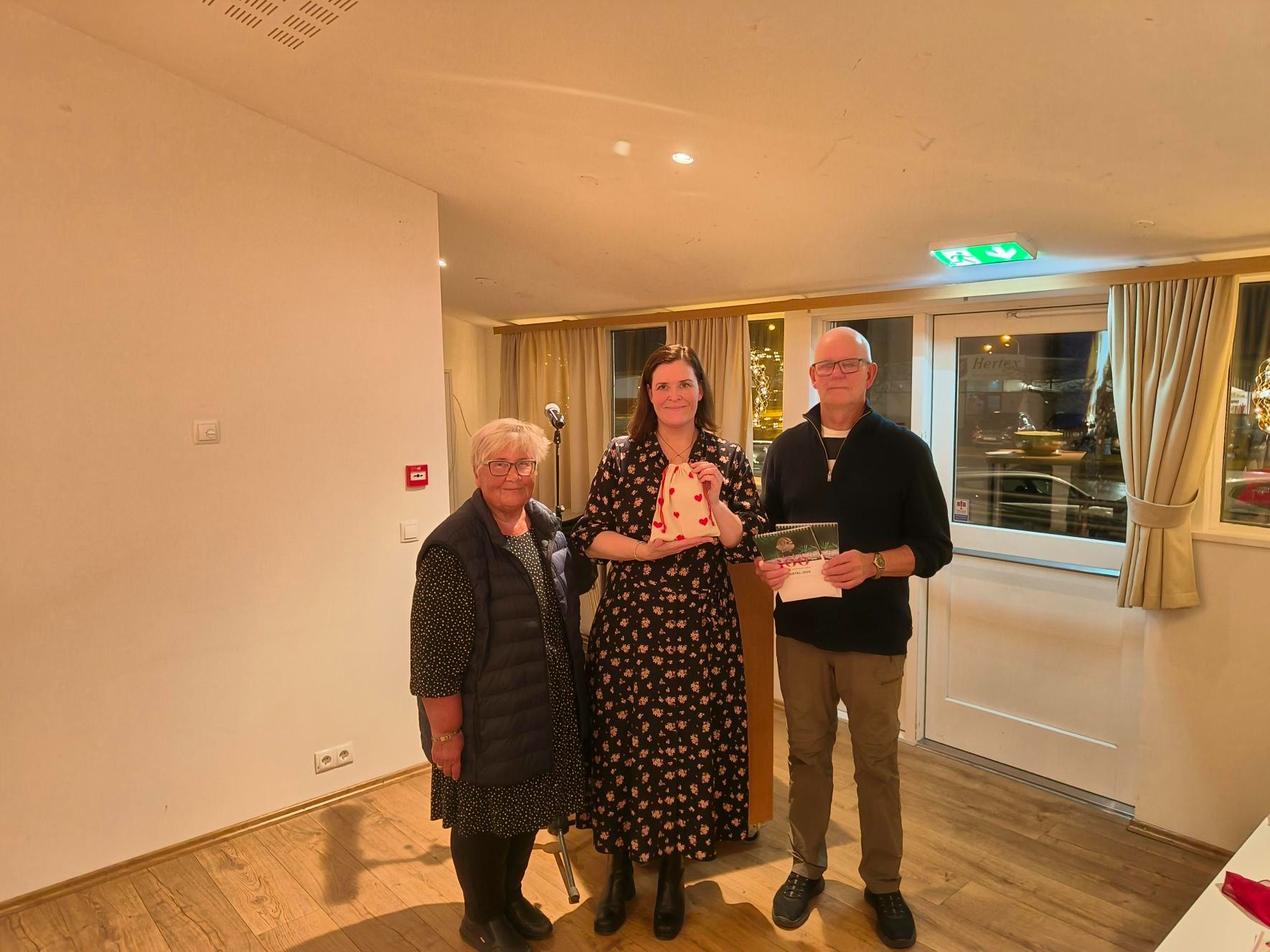 Sigurður og Bryndís styrkja Rauða krossinn